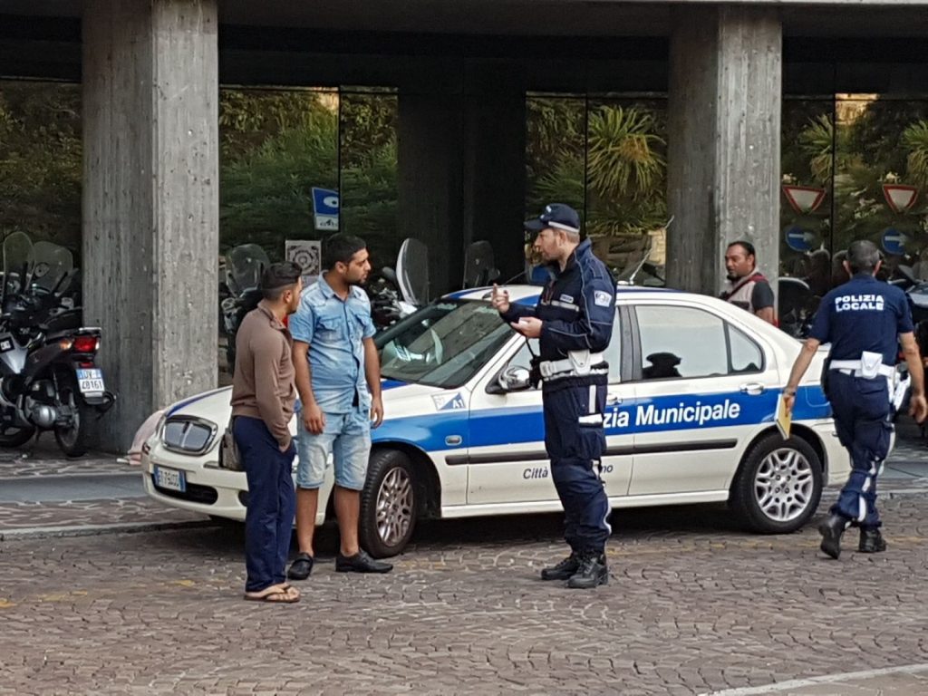 Blitz all’alba della Polizia municipale alla Stazione di Sanremo: “Daspo” per 6 clochard