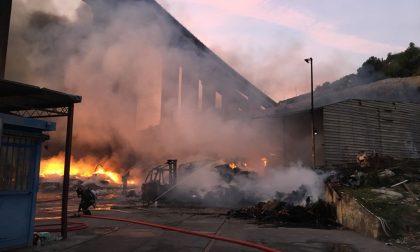 Attentato incendiario nel deposito di Del Gratta in Valle Armea. Case evacquate nel raggio di 500 metri/Foto e Video
