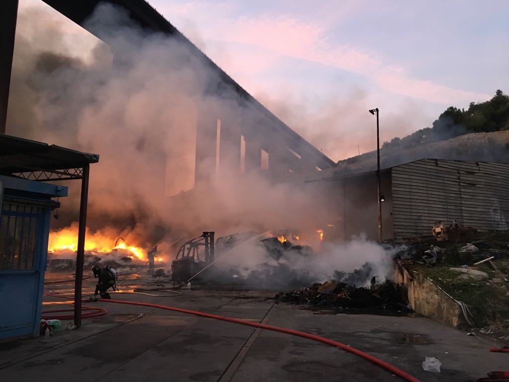 Attentato incendiario nel deposito di Del Gratta in Valle Armea. Case evacquate nel raggio di 500 metri/Foto e Video