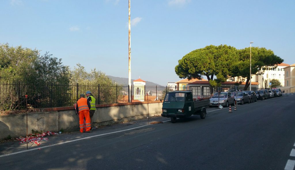 Imperia muro pericolante, transennata parte di via Nicolò Berio, persi 5 parcheggi liberi