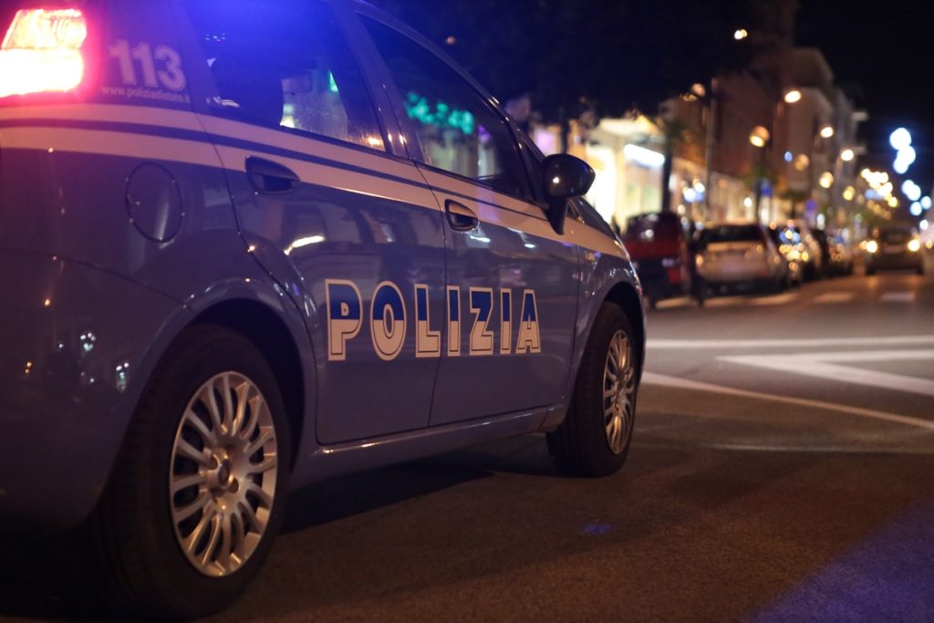 Sanguinante dopo una rissa aggredisce gli agenti che lo soccorrono