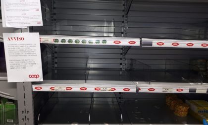 Influenza aviaria: scaffali delle uova vuoti nei supermercati