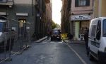 Riparazioni in corso dopo la rottura di una tubazione in via Amendola a Imperia. Transito vietato