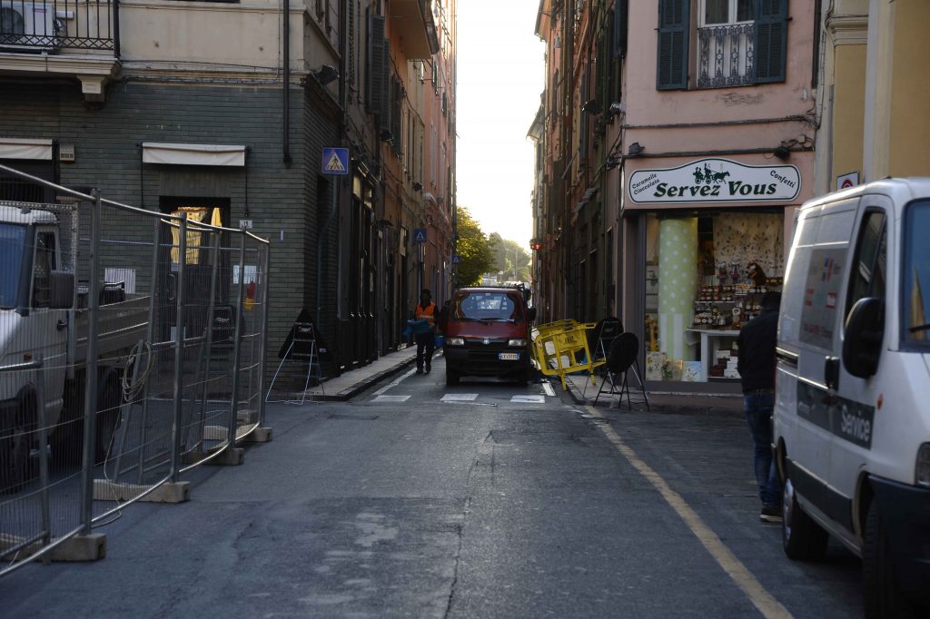 Riparazioni in corso dopo la rottura di una tubazione in via Amendola a Imperia. Transito vietato