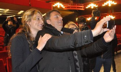 Renzi e Madia: un selfie dal Teatro Ariston dedicato a Carlo Conti