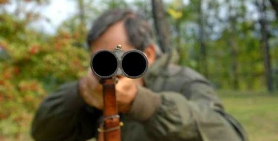 Fucilate vicino alle case: polizia identifica 4 cacciatori e un minorenne
