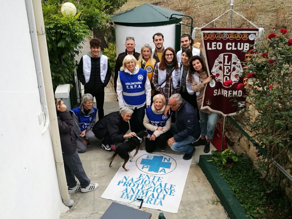 Leo Club dona all’Enpa 300 kg di croccantini e una bilancia di precisione