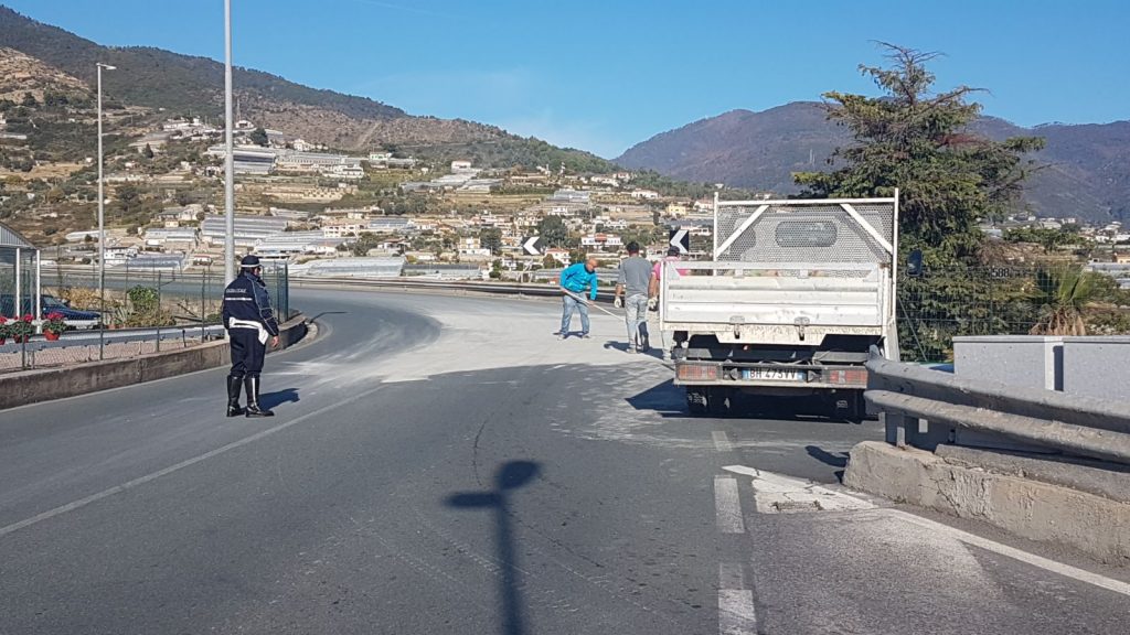 Camion perde cemento in via Padre Semeria a Sanremo