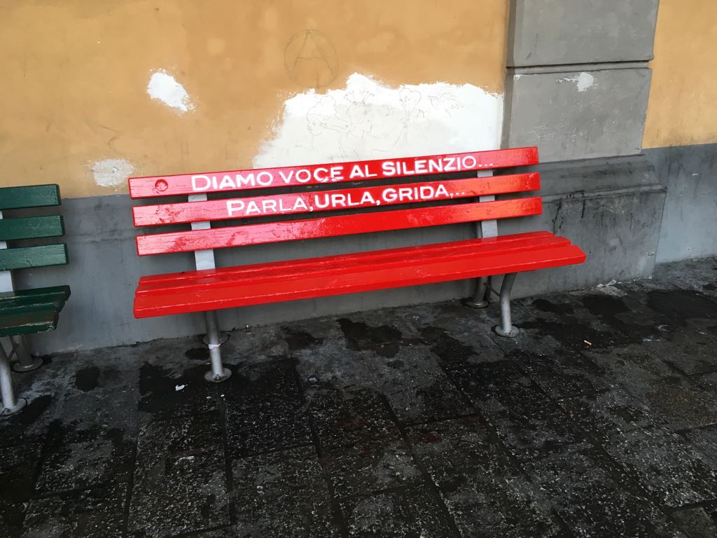 Anche a Imperia la panchina rossa contro la violenza sulle donne