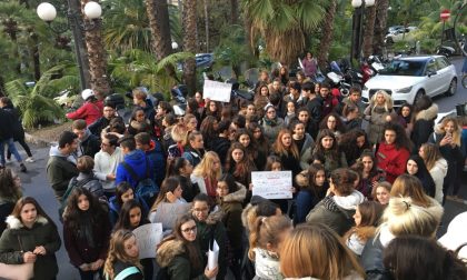 Studenti in rivolta davanti a palazzo Bellevue: "Crepe nei muri e termosifoni rotti a scuola"