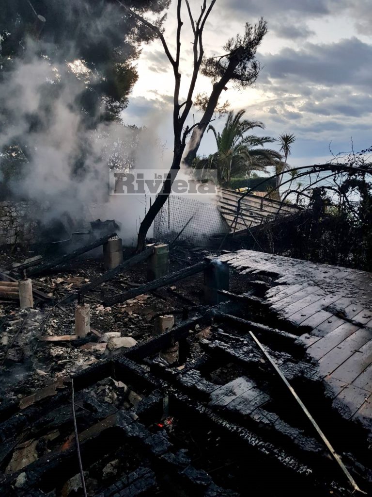 Incendio attentato baracca Balzi Rossi Ventimiglia vigili del fuoco_04