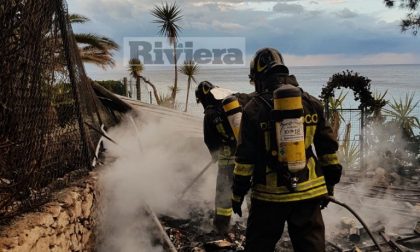 Attentato brucia 2 casolari sopra la spiaggia delle uova ai Balzi Rossi/ Fotoservizio