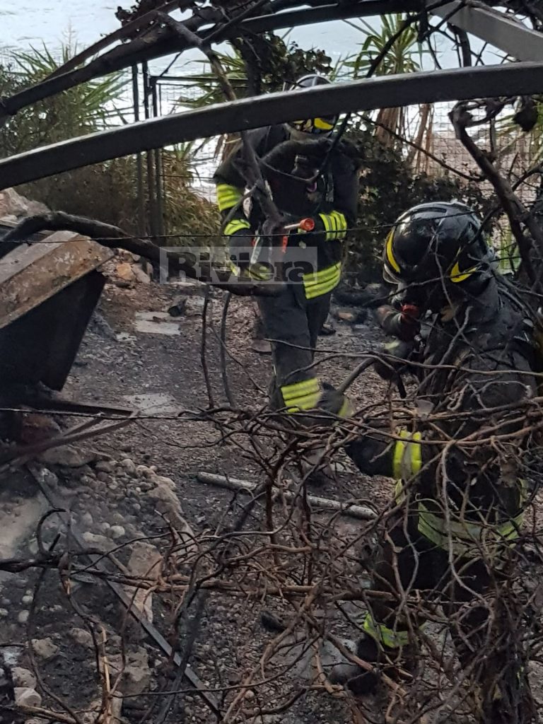 Incendio attentato baracca Balzi Rossi Ventimiglia vigili del fuoco_06