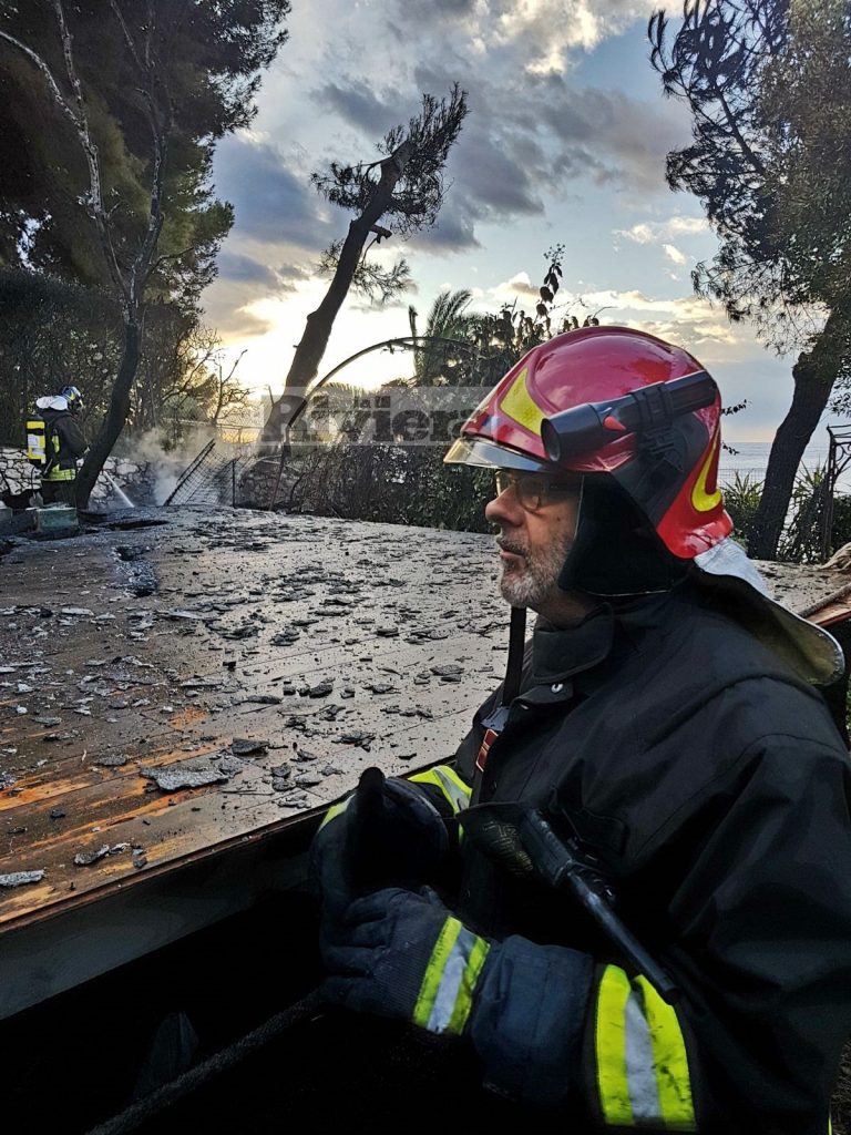 Incendio attentato baracca Balzi Rossi Ventimiglia vigili del fuoco_07