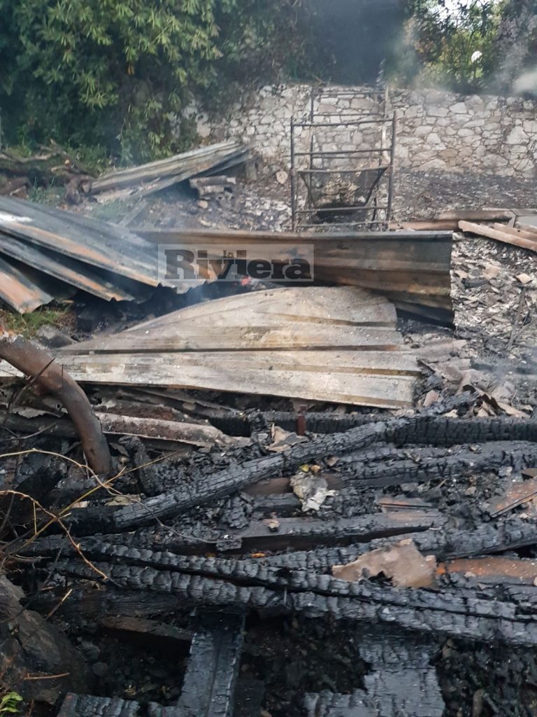 Incendio attentato baracca Balzi Rossi Ventimiglia vigili del fuoco_09