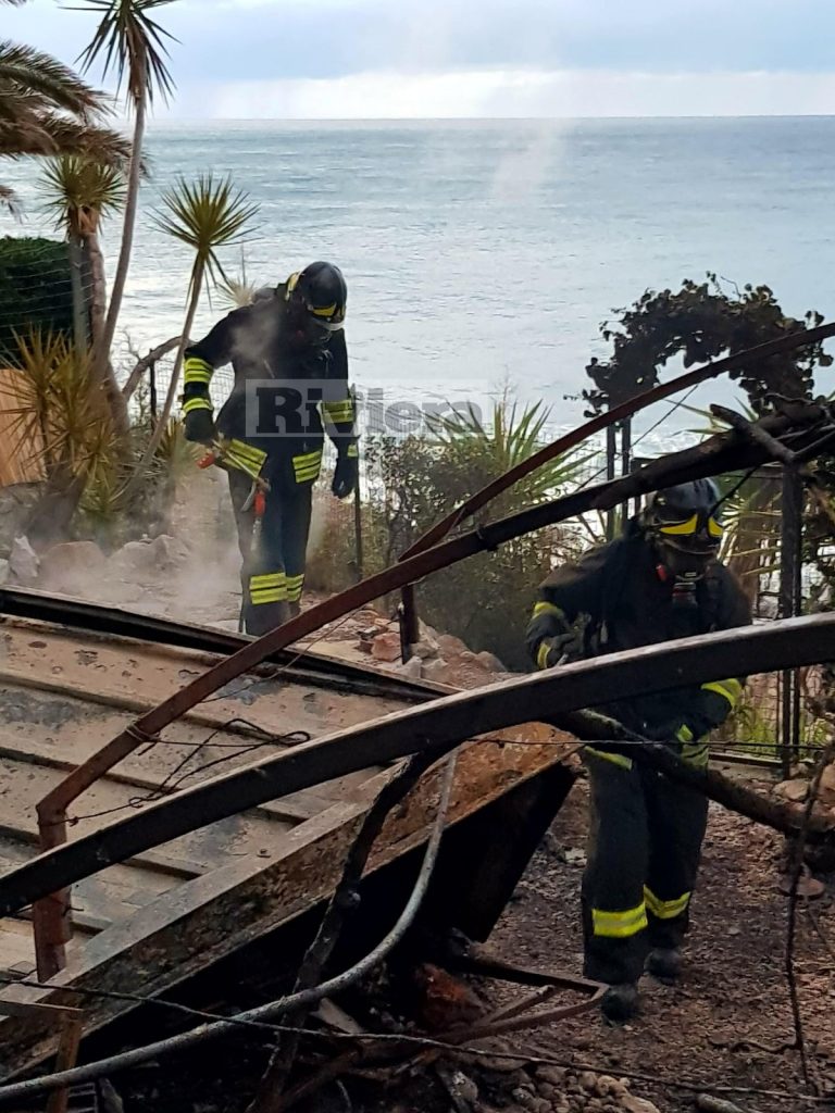 Incendio attentato baracca Balzi Rossi Ventimiglia vigili del fuoco_10