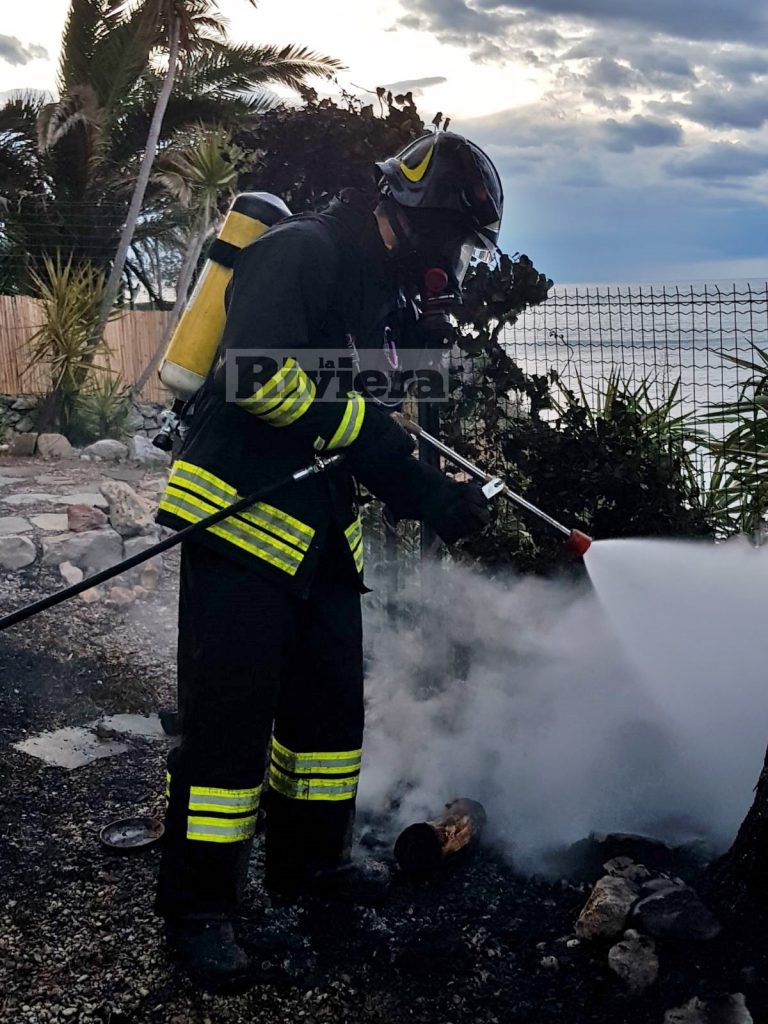 Incendio attentato baracca Balzi Rossi Ventimiglia vigili del fuoco_16