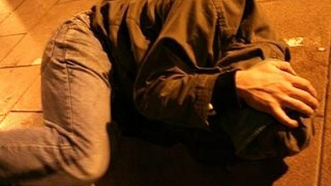 Picchiato a sangue nella notte fuori da un locale di Arma