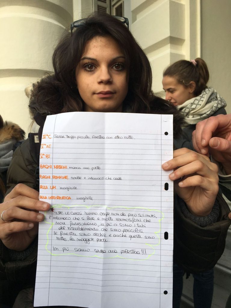 Scuola manifestazione protesta davanti Comune Sanremo 28 novembre 2017_03