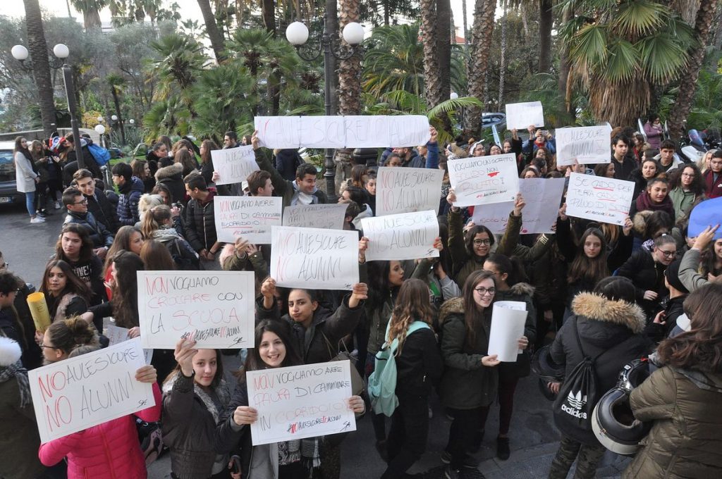Scuola manifestazione protesta davanti Comune Sanremo 28 novembre 2017_04