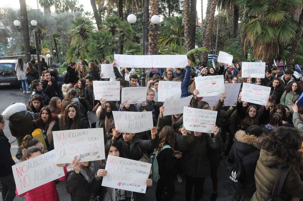 Scuola manifestazione protesta davanti Comune Sanremo 28 novembre 2017_05