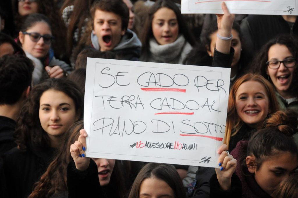 Scuola manifestazione protesta davanti Comune Sanremo 28 novembre 2017_06
