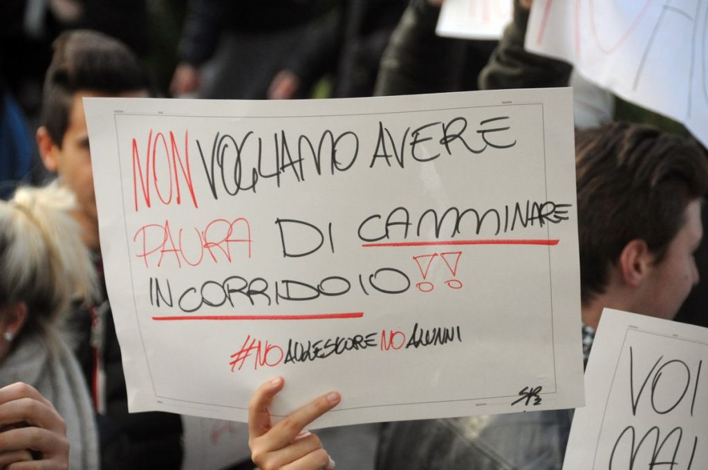 Scuola manifestazione protesta davanti Comune Sanremo 28 novembre 2017_07
