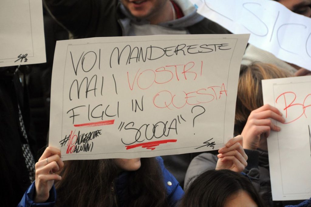 Scuola manifestazione protesta davanti Comune Sanremo 28 novembre 2017_09