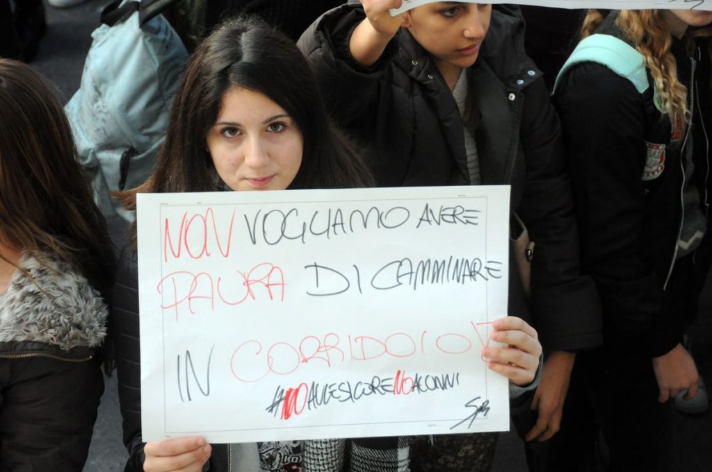 Scuola manifestazione protesta davanti Comune Sanremo 28 novembre 2017_10