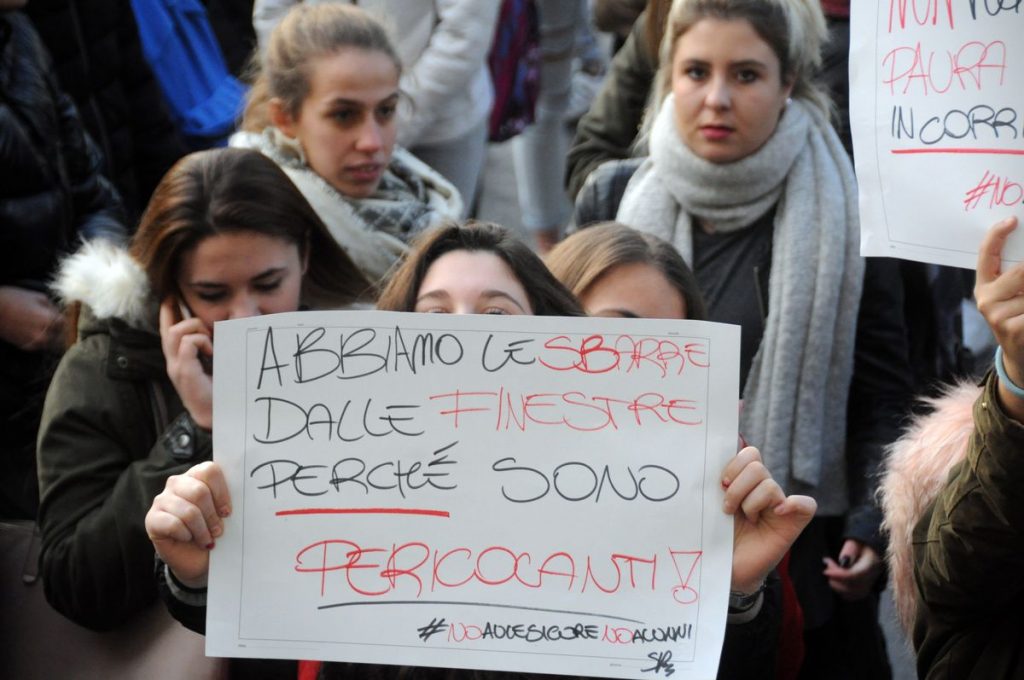Scuola manifestazione protesta davanti Comune Sanremo 28 novembre 2017_12