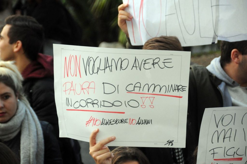 Scuola manifestazione protesta davanti Comune Sanremo 28 novembre 2017_13