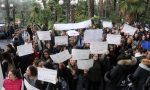 La scuola cade a pezzi: 200 studenti occupano l'ingresso del Comune/ Foto e Video