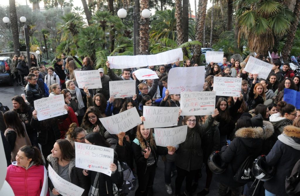 Scuola manifestazione protesta davanti Comune Sanremo 28 novembre 2017_15