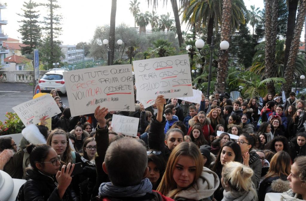 Scuola manifestazione protesta davanti Comune Sanremo 28 novembre 2017_17