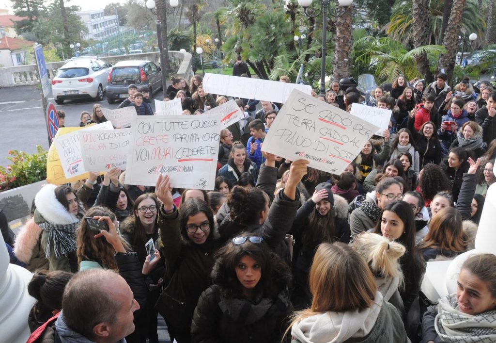 Scuola manifestazione protesta davanti Comune Sanremo 28 novembre 2017_18