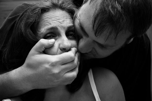 Violentata da un nordafricano donna di 25 anni lo mette in fuga da sola/ Particolari