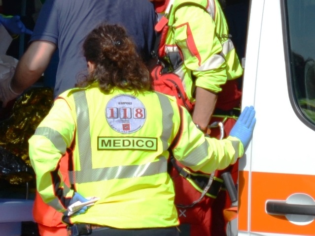 Schianto a Bordighera: auto ribaltata getta il traffico nel caos