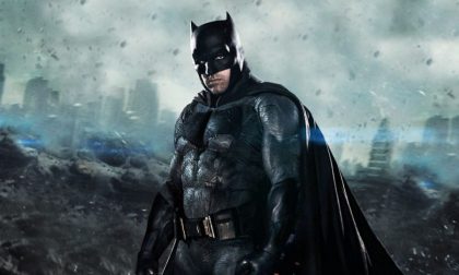Vestito da Batman ascolta musica in mezzo alla strada: 20enne finisce in caserma