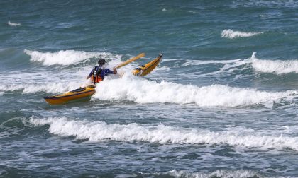 Ventimiglia: migrante cerca di espatriare in kayak, salvato a Mentone da un pescatore