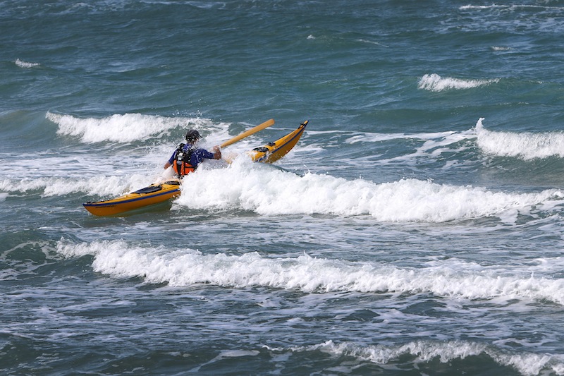 Ventimiglia: migrante cerca di espatriare in kayak, salvato a Mentone da un pescatore