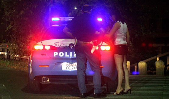 Accoltellata ai Tre Ponti, inquirenti non credono alla versione della prostituta aggredita