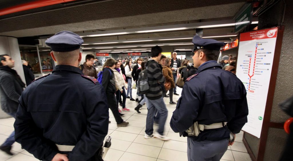 Si “strusciava” contro le  ragazzine sui mezzi pubblici. Arrestato sanremese