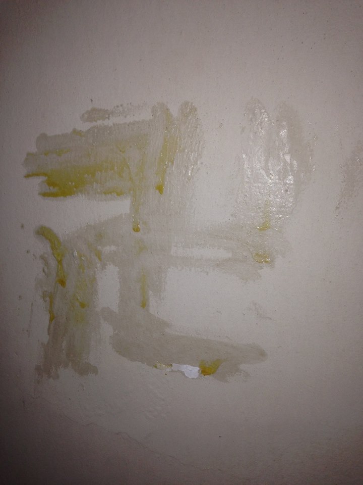 Svastica disegnata sul muro dell’oratorio, parroco indignato: Non è uno scherzo banale