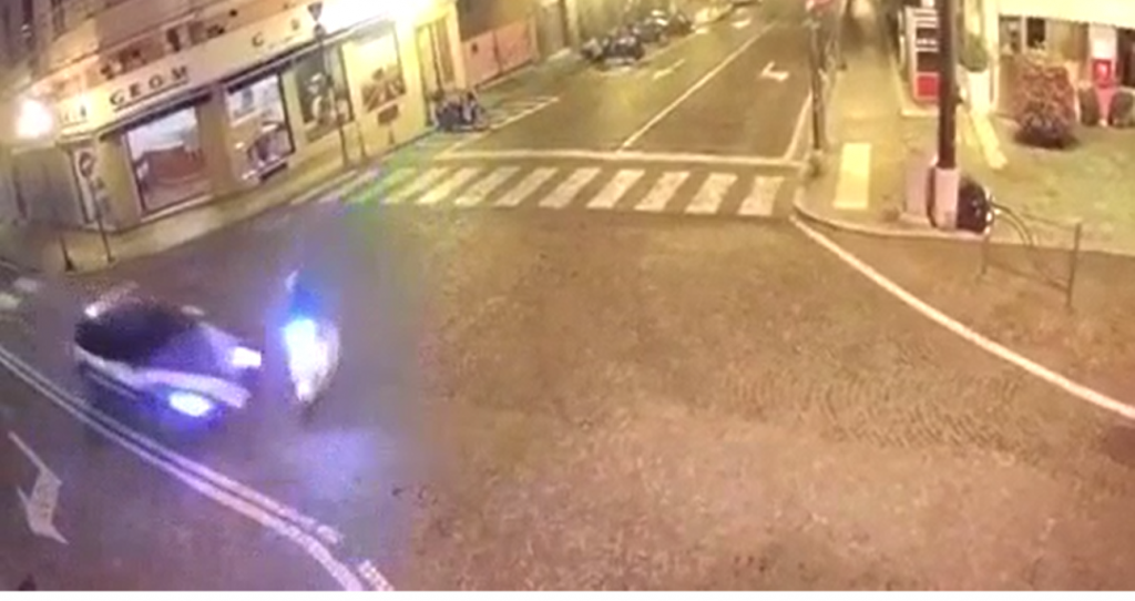 Video choc incidente Polizia contro scooter in piazza Colombo a Sanremo
