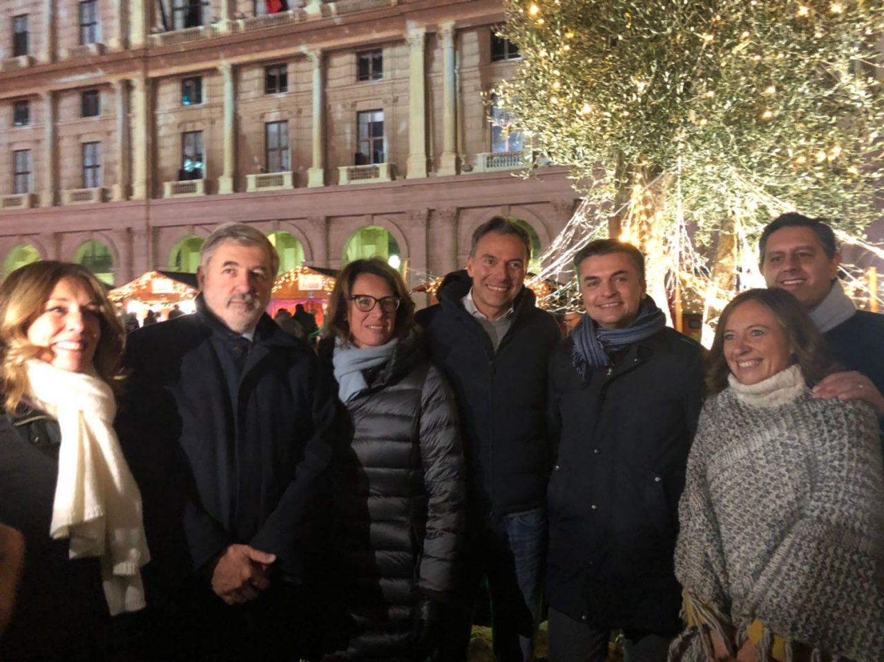 Piazza De Ferrari si illumina con l’olivo taggiasco