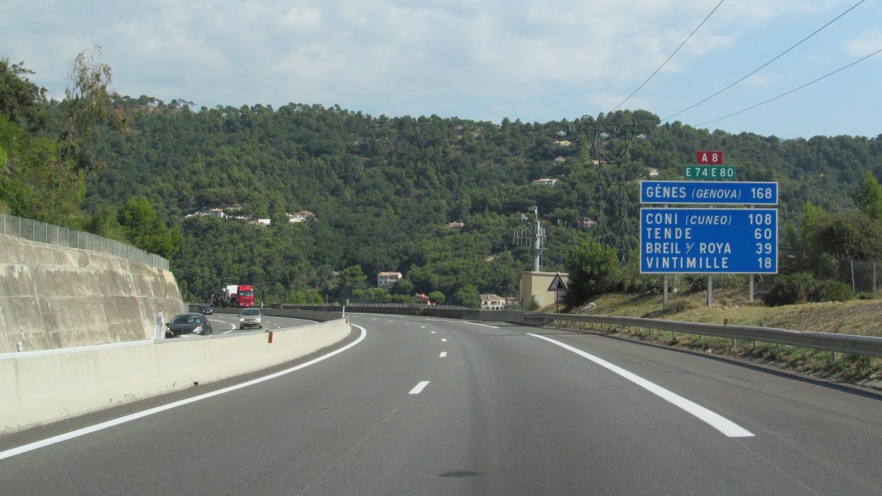 Dorme nel sacco a pelo sullo strapiombo, precipita e muore
