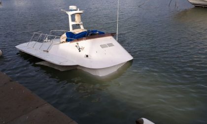 I danni della mareggiata a Sanremo: barca semi affondata al Porto Vecchio