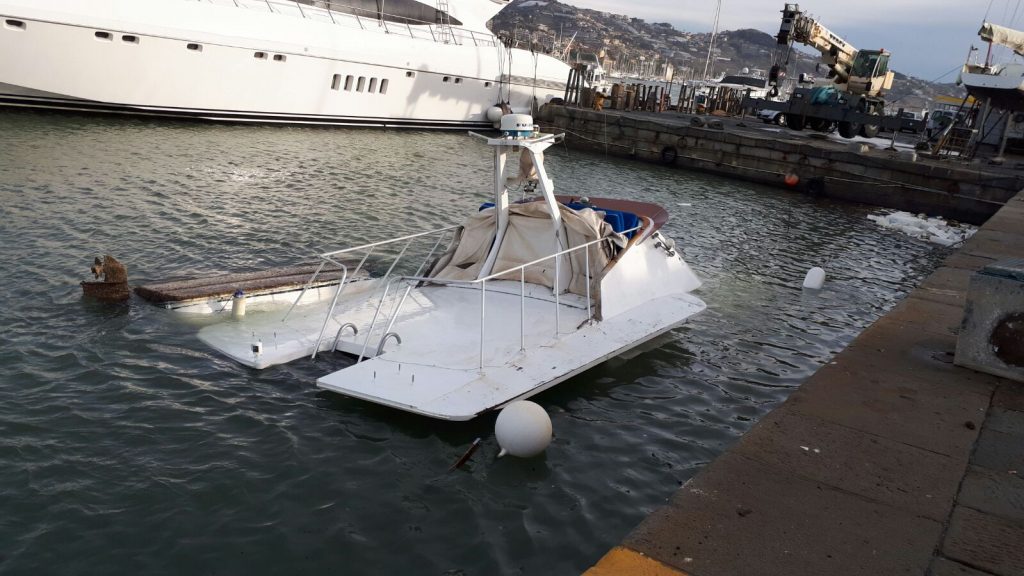 Barca semi affondata Porto Vecchio Sanremo3