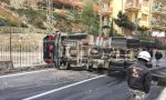 Camion si ribalta sull'Aurelia, sfiorata la tragedia/ Foto