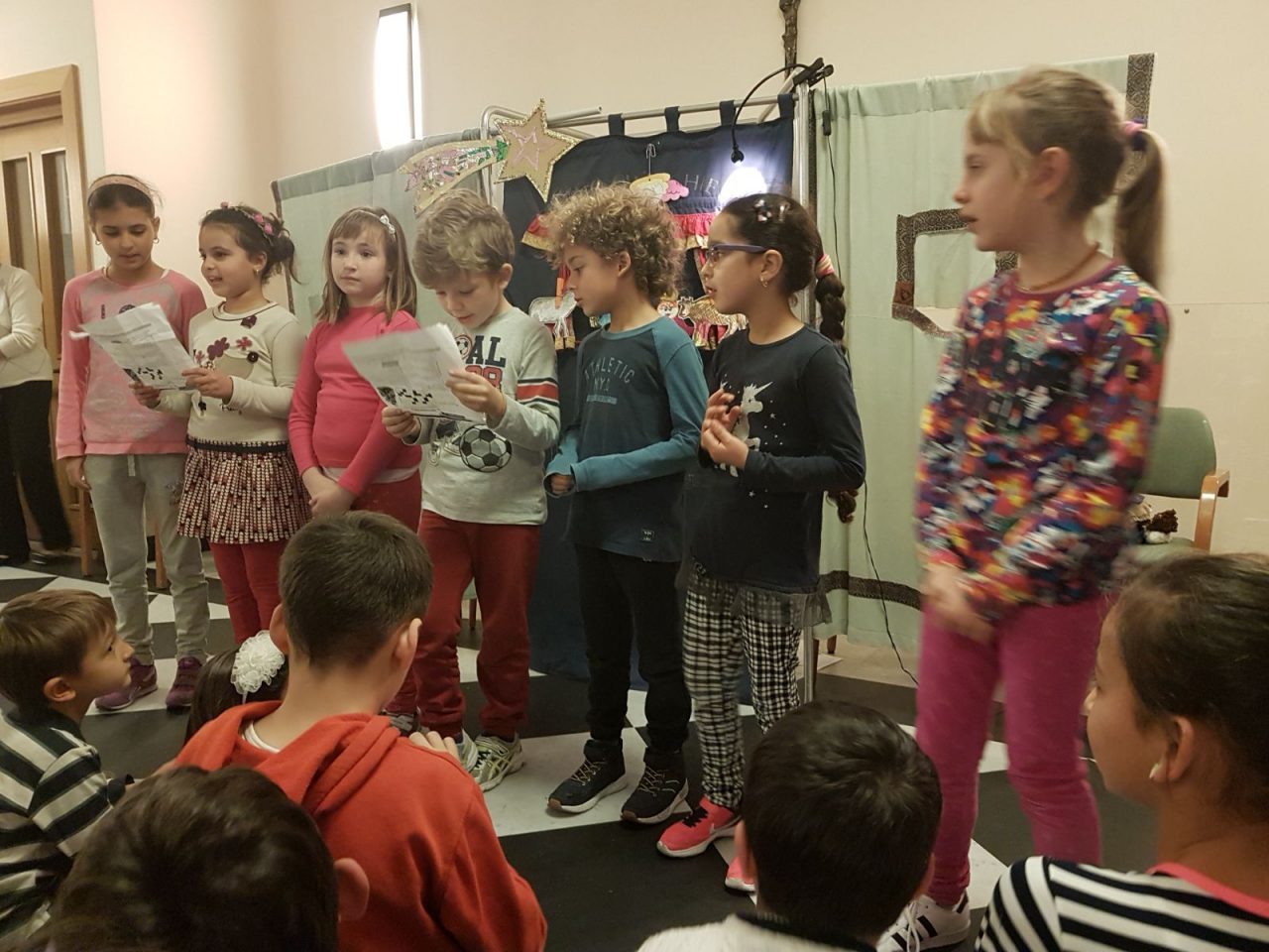 Gli auguri dei bambini del doposcuola agli ospiti delle case di riposo